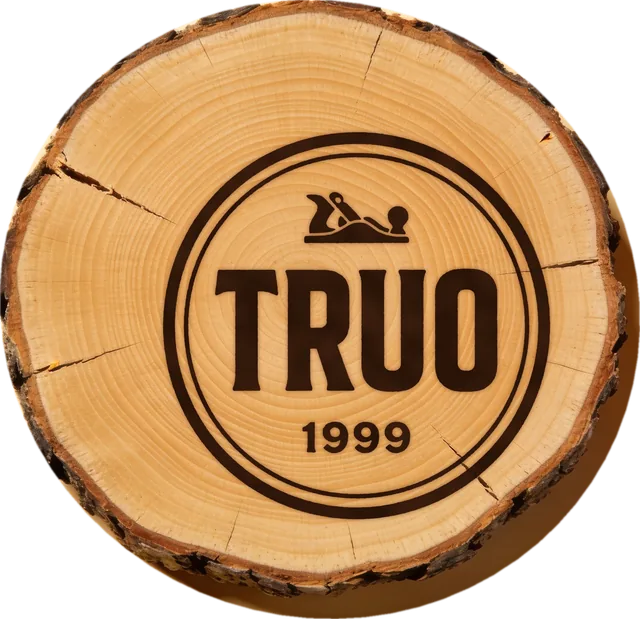 Logo TRUO vypálené do dubového špalku