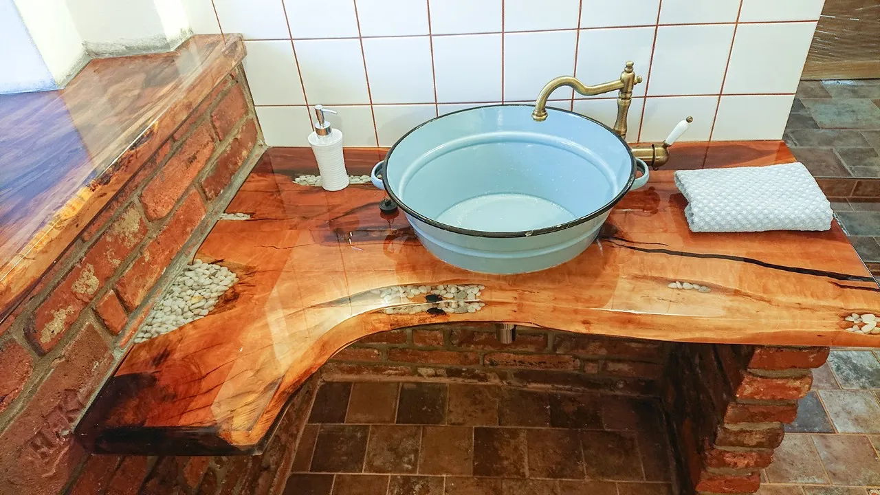 Koupelnová deska z masivu s umyvadlem